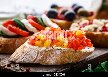 Italienische Bruschetta mit Tomaten, Kräutern und Öl auf geröstetes knuspriges Ciabatta-Brot Stockfoto