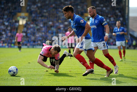 James Collins (links) von Northampton Town wird von Ben von Portsmouth angegangen Davies und Gareth Evans (2. Rechts) Stockfoto