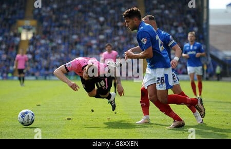 James Collins (links) von Northampton Town wird von Ben von Portsmouth angegangen Davies und Gareth Evans (2. Rechts) Stockfoto