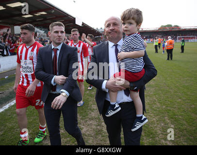 Accrington Stanley's Manager John Coleman auf dem Spielfeld am Ende des Sky Bet League Two Spiels im Wham Stadium, Accrington. Stockfoto