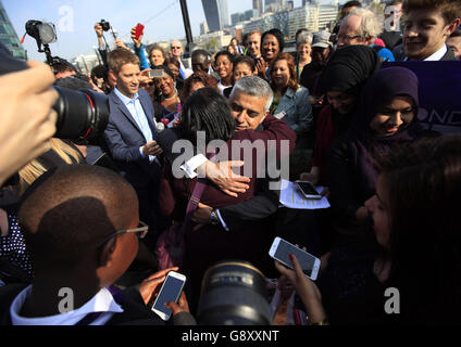 Sadiq Khan, der Bürgermeister von London, wird an seinem ersten Tag als Bürgermeister von Unterstützern vor dem Londoner Rathaus begrüßt. Stockfoto