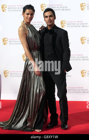 Kunal Nayyar und Neha Kapur bei den House of Fraser BAFTA TV Awards 2016 in der Royal Festival Hall, Southbank, London. DRÜCKEN SIE VERBANDSFOTO. Bilddatum: Sonntag, 8. Mai 2016. Siehe PA Story SHOWBIZ BAFTA. Das Foto sollte lauten: Jonathan Brady/PA Wire Stockfoto