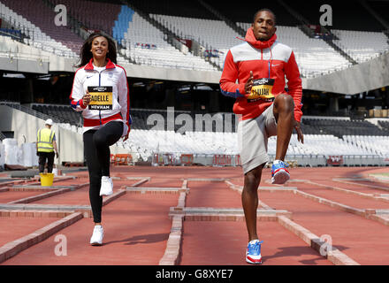 Adelle Tracey, die bei der Eröffnungszeremonie der Olympischen Spiele 2012 in London die Flamme entzündete Großbritanniens 100-Meter-Athletin CJ Ujah posiert bei der Verlegung der neuen Sportstrecke während einer Fotocollage im Olympiastadion in London. Stockfoto