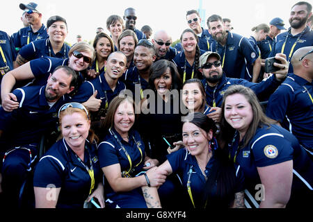 First Lady Michelle Obama trifft das USA Invictus Team im Vorfeld der Eröffnungsfeier der Invictus Games Orlando 2016 auf der ESPN Wide World of Sports in Orlando, Florida. Stockfoto
