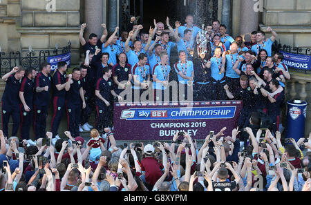 Tom Heaton von Burnley hebt die Trophäe der Sky Bet Championship an, während das Team beim Bürgerempfang im Rathaus von Burnley feiert. Stockfoto