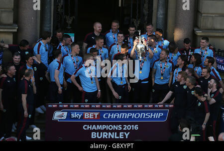 Burnley-Spieler heben die Trophäe der Sky Bet Championship an, während das Team beim Bürgerempfang im Rathaus von Burnley feiert. Stockfoto