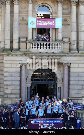 Burnley-Spieler heben die Trophäe der Sky Bet Championship an, während das Team beim Bürgerempfang im Rathaus von Burnley feiert. Stockfoto