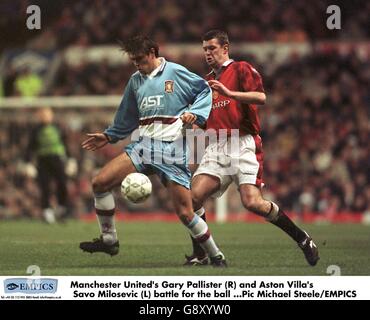 Savo Milosevic (links) von Aston Villa schützt den Ball vor Manchester United's Gary Pallister (rechts) Stockfoto