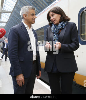 Der neu gewählte Bürgermeister von London Sadiq Khan begrüßt Anne Hidalgo, die Bürgermeisterin von Paris, am Bahnhof St Pancras in London, nachdem sie von Eurostar angekommen war, um ihm zu gratulieren. Stockfoto