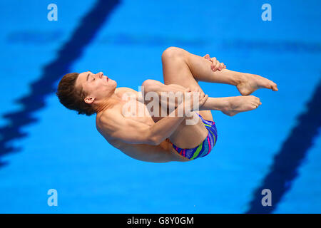 Der russische Nikita Shleikher tritt am zweiten Tag der Europameisterschaft im Londoner Wassersportzentrum in Stratford beim 1-Meter-Sprungbrett-Herrenfinale an. Stockfoto