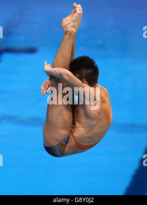 Die ukrainische Illya Kvasha tritt am zweiten Tag der Europameisterschaft im Londoner Wassersportzentrum in Stratford beim 1-m-Springboard-Herrenfinale an. Stockfoto