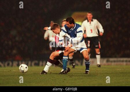 Fußball - Europameisterschaft Qualifikationsspiel - Play-Off Second Leg - England U21s gegen Griechenland U21s. Englands Michael Owen (links) wird von Griechenlands Dimitrios Mavrogenidis zurückgehalten (rechts) Stockfoto