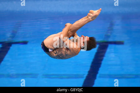 Der französische Matthieu Rosset tritt am zweiten Tag der Europameisterschaft im Londoner Wassersportzentrum in Stratford beim 1-m-Springboard-Finale der Herren an. Stockfoto