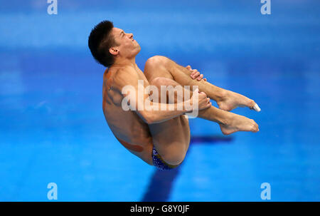 Die ukrainische Illya Kvasha tritt am zweiten Tag der Europameisterschaft im Londoner Wassersportzentrum in Stratford beim 1-m-Springboard-Herrenfinale an. Stockfoto