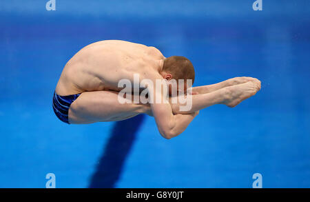 Der russische Jewgeni Novoselev tritt am zweiten Tag der Europameisterschaft im London Aquatics Centre in Stratford beim 1-m-Sprungbrett-Herrenfinale an. Stockfoto