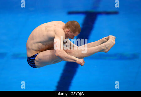 Der russische Jewgeni Novoselev tritt am zweiten Tag der Europameisterschaft im London Aquatics Centre in Stratford beim 1-m-Sprungbrett-Herrenfinale an. Stockfoto