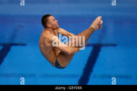 Das ukrainische Oleg Kolodiy tritt am zweiten Tag der Europameisterschaft im Londoner Wassersportzentrum in Stratford beim 1-m-Springboard-Herrenfinale an. Stockfoto