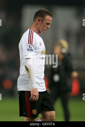 Wayne Rooney von Manchester United sieht niedergeschlagen aus, als er nach dem letzten Pfiff während des Barclays Premier League-Spiels in Upton Park, London, abbricht. Stockfoto