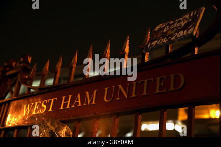 West Ham United / Manchester United - Barclays Premier League - Upton Park. Nach dem letzten Spiel, das dort gespielt wurde, ist ein Schild an den Toren vor dem Boleyn-Boden hinterlassen. Stockfoto