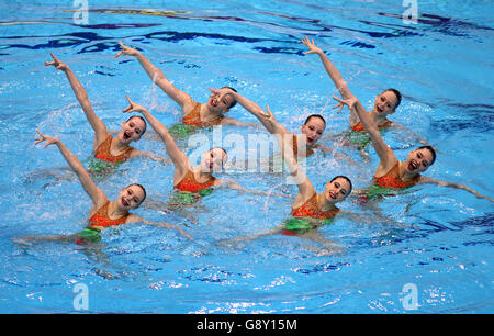 Die Schweiz tritt im Synchronschwimmen Team Free Preliminary am dritten Tag der Europameisterschaft im London Aquatics Centre in Stratford an. Stockfoto