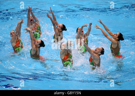 Die Schweiz tritt im Synchronschwimmen Team Free Preliminary am dritten Tag der Europameisterschaft im London Aquatics Centre in Stratford an. Stockfoto