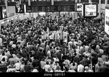 Massen frustrierter Passagiere blockieren den Check-in-Bereich am Flughafen Gatwick, da der 24-Stunden-Streik der spanischen Fluglotsen in Kraft tritt. Stockfoto