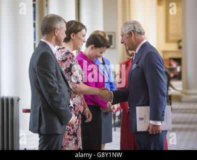 Der Prinz von Wales (rechts) trifft sich mit Parteiführern (von links nach rechts), der schottischen Liberaldemokratin Willie Rennie, der schottischen Arbeiterführerin Kezia Dugdale und der schottischen konservativen Parteiführerin Ruth Davidson in der Signet-Bibliothek in Edinburgh, nachdem das schottische Parlament in der St. Giles' Cathedral Kirking durchgeführt hatte. Bilddatum: Mittwoch, 11. Mai 2016. Der Prinz von Wales schloss sich den neu gewählten MSPs beim Kirking of the Parliament an, einem ökumenischen Segensdienst am Vorabend der fünften Sitzung des schottischen Parlaments. Siehe PA Story ROYAL Kirking. Bildnachweis sollte lauten: Danny Lawson/PA Wire Stockfoto