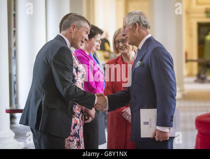 Der Prinz von Wales (rechts) trifft sich mit Parteiführern (von links nach rechts), der schottischen Liberaldemokratin Willie Rennie, der schottischen Arbeiterführerin Kezia Dugdale und der schottischen konservativen Parteiführerin Ruth Davidson in der Signet-Bibliothek in Edinburgh, nachdem das schottische Parlament in der St. Giles' Cathedral Kirking durchgeführt hatte. Bilddatum: Mittwoch, 11. Mai 2016. Der Prinz von Wales schloss sich den neu gewählten MSPs beim Kirking of the Parliament an, einem ökumenischen Segensdienst am Vorabend der fünften Sitzung des schottischen Parlaments. Siehe PA Story ROYAL Kirking. Bildnachweis sollte lauten: Danny Lawson/PA Wire Stockfoto