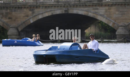 Besucher des Hyde Park fahren mit Paddelbooten entlang des Serpentine, London, da es sich schließlich so anfühlte, als sei in der vergangenen Woche der Frühling eingetroffen, während ein Großteil Großbritanniens einige schöne und warme Bedingungen genießt. Stockfoto