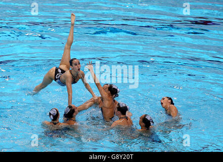 Spanien nimmt am vierten Tag der Europameisterschaft im Wassersportzentrum London in Stratford am Synchronized Swimming Free Combination Final Teil. Stockfoto