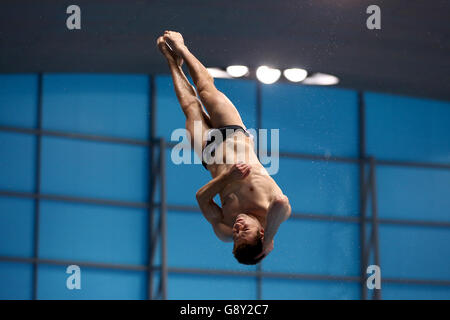 Der Irre Oliver Dingley nimmt am vierten Tag der European Aquatics Championships im London Aquatics Centre in Stratford am 3 m Sprungbrett-Finale für Männer Teil. Stockfoto