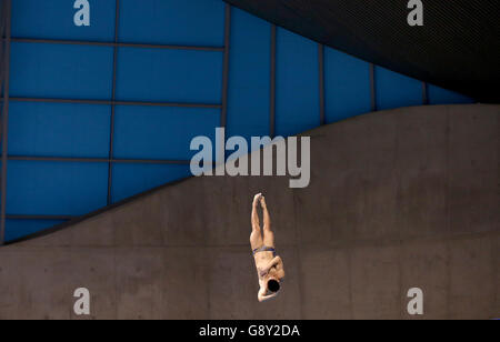 Die ukrainische Illya Kvasha nimmt am vierten Tag der Europameisterschaft im Londoner Wassersportzentrum in Stratford am 3-m-Sprungbrett-Finale für Männer im Tauchen Teil. Stockfoto