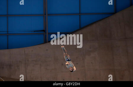 Der Irre Oliver Dingley nimmt am vierten Tag der European Aquatics Championships im London Aquatics Centre in Stratford am 3 m Sprungbrett-Finale für Männer Teil. Stockfoto