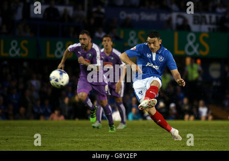 Gary Roberts von Portsmouth erzielt das zweite Tor seiner Spielseite vom Strafpunkt während des zweiten Playoff-Spiels der Sky Bet League in der ersten Runde im Fratton Park in Portsmouth. Stockfoto