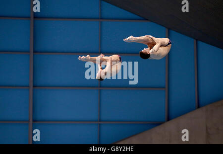 Der russische Viktor Minibaev und Roman Izmailov am vierten Tag der Europameisterschaft im Wassersportzentrum London in Stratford. Stockfoto