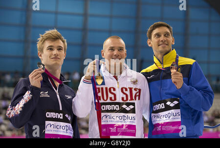 Der britische Jack Laugher mit seiner Silbermedaille, der russische Evgenii Kuznetsov (Mitte) mit seiner Goldmedaille und der ukrainische Illya Kvasha mit seiner Bronze, nachdem er am vierten Tag der Europameisterschaft im London Aquatics Center in Stratford beim Men's Diving 3m Springboard Final antritt. Stockfoto