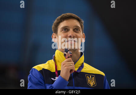 Illya Kvasha aus der Ukraine mit seiner Bronzemedaille, nachdem er am vierten Tag der Europameisterschaft im Londoner Wassersportzentrum in Stratford beim „Men's Diving 3m“-Springboard-Finale teilgenommen hatte. Stockfoto