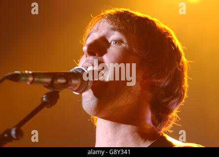 SHOWBIZ Blunt. James Blunt tritt auf der Bühne im Shepherd's Bush Empire auf. Stockfoto