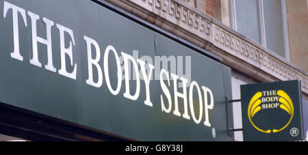 Eine Akte Bild des Body Shop Ladens in der Oxford Street. Datiert. 05-08-2005.die Wiederbelebung des Handels bei Body Shop International setzte sich heute, Donnerstag, den 13. Oktober 2005, fort, nachdem der Umsatz um 4 % gestiegen war und die jährlichen Gewinne um mindestens 17 % steigen würden. Das Unternehmen, das von mehr als 2,000 Verkaufsstellen in 53 Ländern aus tätig ist, sagte, dass es nun eine 18-monatige kontinuierliche Umsatzsteigerung erzielt habe, die durch eine nachhaltige Erholung des Geschäfts in Großbritannien und Irland unterstützt wurde. Siehe PA Story CITY Bodyshop. DIE PRESSEVEREINIGUNG PHOTO.PHOTO CREDIT SOLLTE IAM WEST/PA LAUTEN Stockfoto