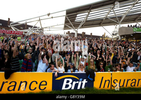 Australian Rules Football - AFL Challenge Trophy - Fremantle Dockers gegen West Coast Eagles - The Brit Oval. Fans genießen die Atmosphäre im Brit Oval, während sie den Australian Rules Football beobachten Stockfoto