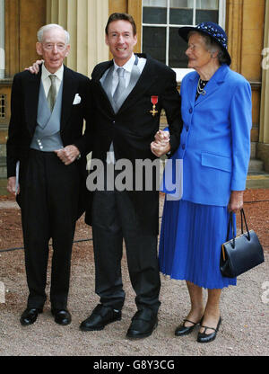 BBC Security-Korrespondent Frank Gardner (Mitte) mit seiner Mutter Grace und Vater Neil, nachdem er eine OBE für Dienste für Journalismus von der Queen im Buckingham Palace, London, Donnerstag, 13. Oktober 2005 gesammelt. Gardner wurde schwer verletzt, nachdem er letztes Jahr in Saudi-Arabien von Terroristen aus unbelegter Reichweite erschossen wurde. Siehe PA Story ROYAL Investiture. DRÜCKEN Sie VERBANDSFOTO. Bildnachweis sollte lauten: Fiona Hanson/PA/WPA Rota Stockfoto