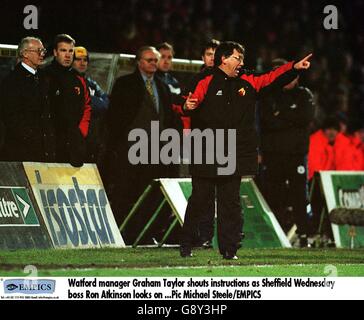 Fußball - Littlewoods FA Cup Dritte Runde - Watford gegen Sheffield Mittwoch. Watford-Manager Graham Taylor (rechts) schreit Anweisungen, während Sheffield-Mittwoch-Chef Ron Atkinson (vierter links) darauf schaut Stockfoto