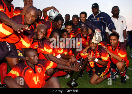 Fußball - International freundlich - Angola / Kapverdische Inseln - Estadio Jose Gomes. Die Spieler aus Angola feiern mit der Trophäe Stockfoto