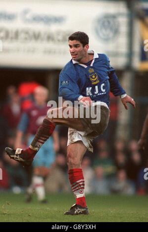 Fußball - Littlewoods FA Cup Dritte Runde - Portsmouth / Aston Villa. Craig Foster von Portsmouth erzielt das erste Tor Stockfoto