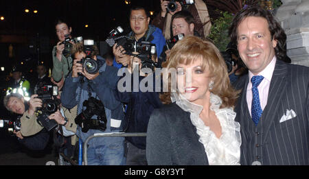 Joan Collins kommt im Mandarin Oriental Hotel Knightsbridge zur 80. Geburtstagsparty der ehemaligen Premierministerin Margaret Thatcher an, Donnerstag, 13. Oktober 2005. Siehe PA Geschichte POLITIK Thatcher. DRÜCKEN SIE VERBANDSFOTOS. PA Foto Stefan Rousseau Stockfoto