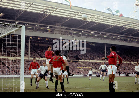 Fußball - Weltmeisterschaft England 1966 - Halbfinale - Portugal gegen England - Wembley-Stadion. Der portugiesische Torhüter Jose Pereira macht den Ball frei Stockfoto