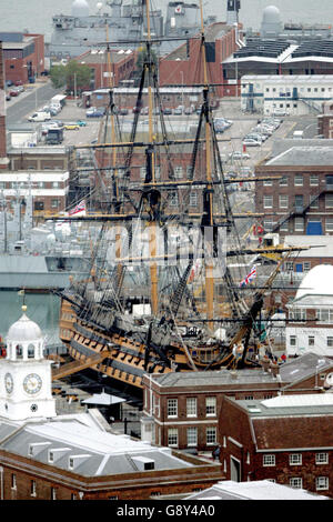 Ein Blick auf HMS Sieg in der Marine Werft in Portsmouth Freitag 14 Oktober 2005.from die 170 Meter hoch . Spinnaker Tower, der für die Öffentlichkeit am Dienstag, 18. Oktober 2005 geöffnet wird Siehe PA Story MEER Spinnaker. DRÜCKEN SIE VERBANDSFOTO. BILDNACHWEIS SOLLTE TIM Ockenden/PA LAUTEN Stockfoto