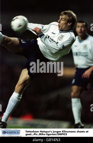 Fußball - Littlewoods FA Cup Dritte Runde - Tottenham Hotspur gegen Fulham. Jurgen Klinsmann von Tottenham Hotspur schießt beim Tor Stockfoto