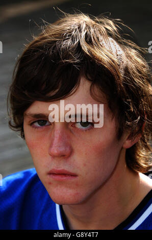 Luke O'Brien, 16, aus Denton in der Nähe von Manchester, Samstag, 15. Oktober 2005, der nach dem Zusammenstoßen auf einer Straße in Ashton-under-Lyne, Greater Manchester, im Kampf um sein Leben zurückgelassen wurde. Luke, der derzeit die WERTE UNTERSUCHT, wurde nach einem Doppelschädelbruch und einer Hirnblutung nach dem Unfall, der am Freitag, dem 30. September, kurz nach 22.30 Uhr stattfand, einer Notoperation unterzogen. Der Schuljunge erholt sich merkwürdig. Siehe PA Geschichte POLIZEI CCTV. DRÜCKEN SIE VERBANDSFOTO. Das Foto sollte lauten: John Giles/PA Stockfoto