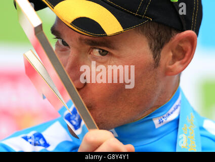 Thomas Voeckler von Pro-Team Direct Energie küsst die Trophäe nach dem Sieg bei der Tour de Yorkshire. Stockfoto